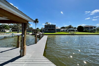 Magnificent Lakefront House • Swim/Boat/Relax • EV Charger • Long term stays OK