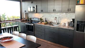 Réfrigérateur, micro-ondes, four, plaque de cuisson