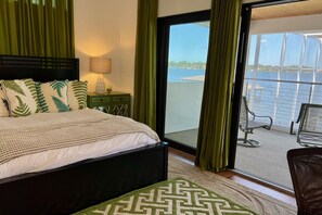 4 bedrooms, desk, iron/ironing board, free WiFi - Magnificent Lakefront House • Swim/Boat/Relax • EV Charger • Long term stays OK (Apopka)