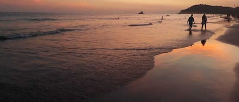 På stranden och solstolar