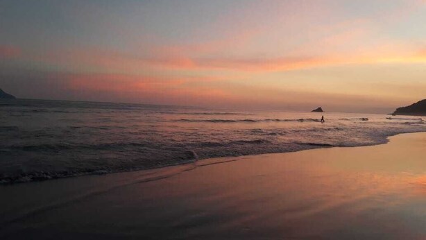 A beach with calm waters and a sunset. - Juquehy, beachfront, almost on the sand, special offer February/26, 6 people. (São Sebastião)