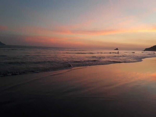 En la playa y camastros 