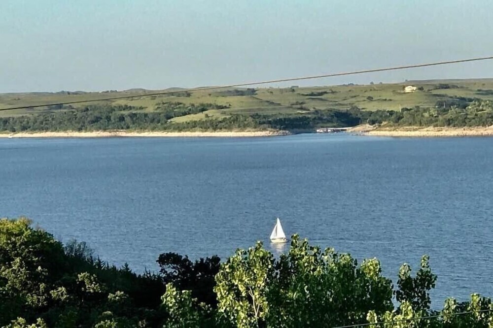 Cozy Lake Cottage just 5 minutes on paved roads with Wow Lake Views & Sunsets💜