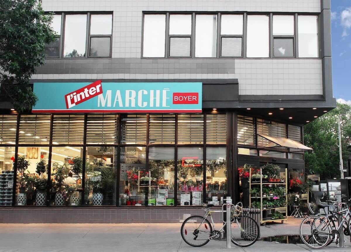 Una vetrina con un grande cartello che riporta la scritta "Linter Marche Boyer" e una facciata in vetro che espone diversi articoli.