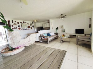 Smart TV, fireplace