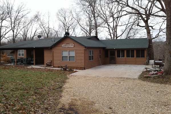 Driftwood River Lodge offering 3 guest houses.