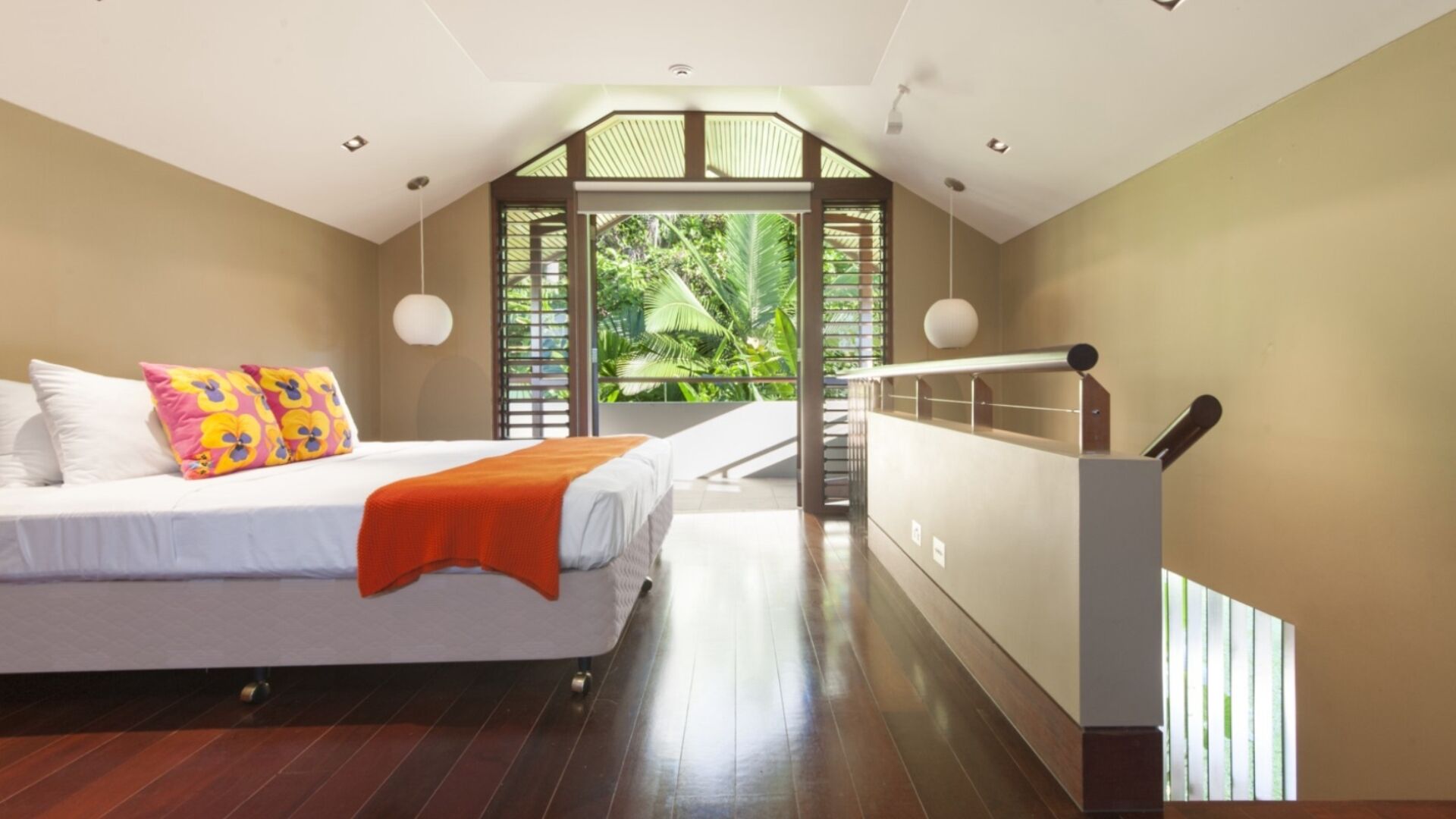 5 bedrooms, iron/ironing board, Internet, bed sheets