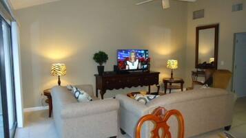 Télévision à écran plat, lecteur de DVD