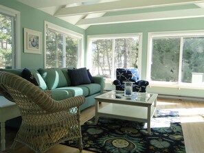 Smart-TV, peis, DVD-spiller og bøker