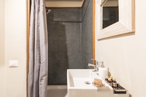 Combined shower/tub, hair dryer, bidet, towels - Trastevere beautiful design apartment with terrace and spectacular view (Rome)