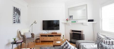 テレビ、Netflix、DVD プレーヤー、ストリーミングサービス