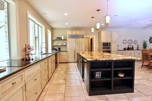 Fridge, microwave, coffee/tea maker, cookware/dishes/utensils - $600 OFF/NT! 4BR Riverfront – MDW in San Marcos! (San Marcos)