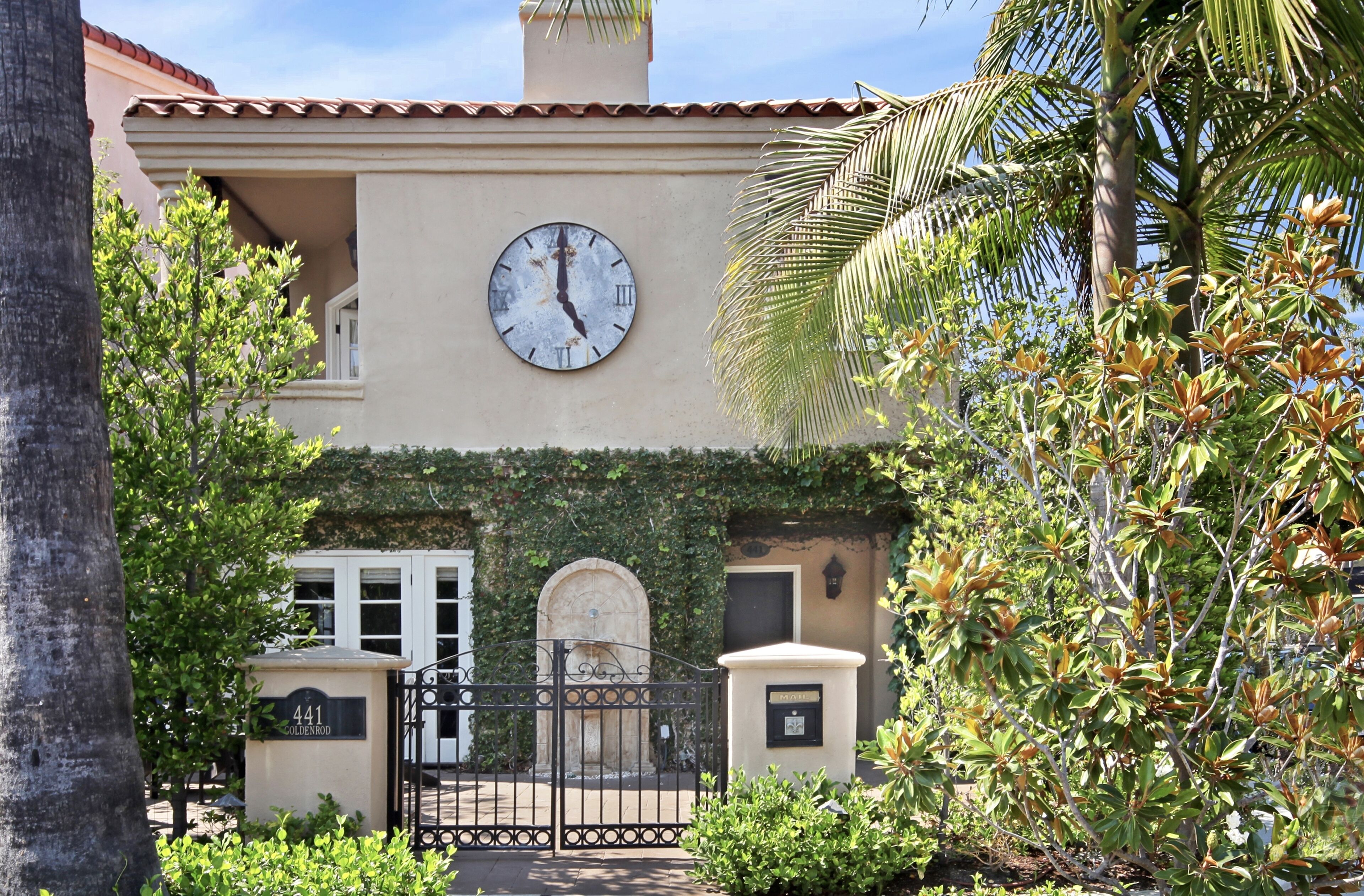Beach Beauty w 4 private outdoor spaces.. Ocean side of PCH, close to shopping