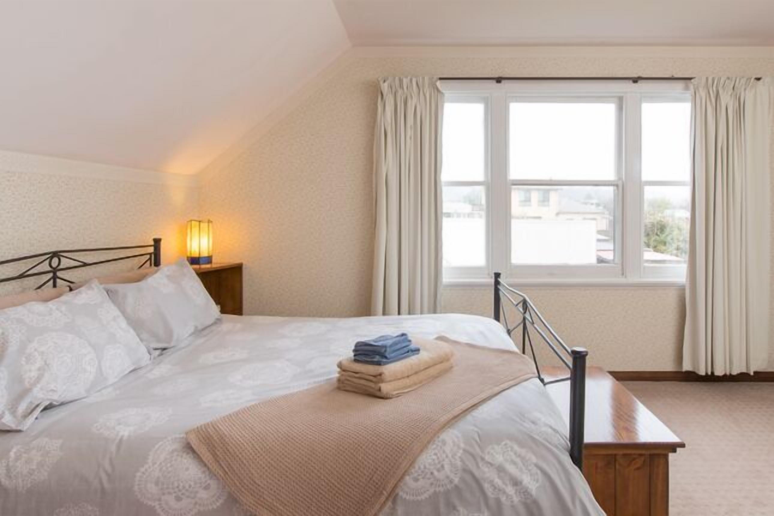 Beachside - Beauty Point. \nUnique Spacious Waterfront Pet-friendly — image 10