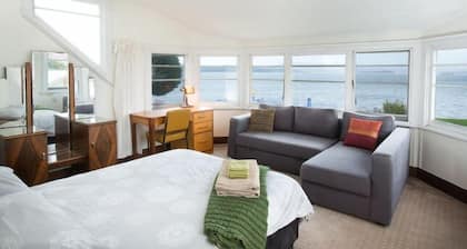 Beachside - Beauty Point.
Unique Spacious Waterfront Pet-friendly