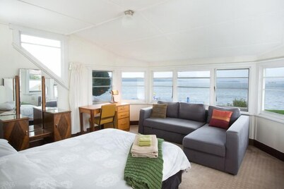 Beachside - Beauty Point. 
Unique Spacious Waterfront Pet-friendly