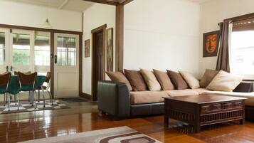 Smart TV, fireplace, DVD player, table tennis