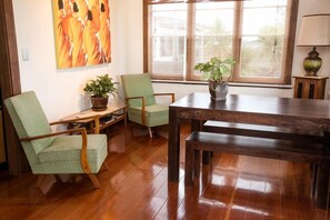 Dining - Beachside - Beauty Point. 
Unique Spacious Waterfront Pet-friendly (Beauty Point)