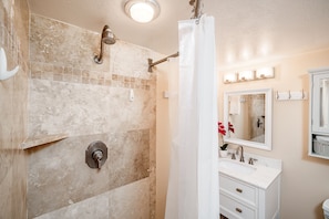 Dusche, Haartrockner, Handtücher, Seife