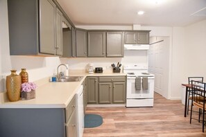 Fridge, microwave, oven, stovetop - Relax & Feel At Home During Your Pittsburgh Stay (Pittsburgh)