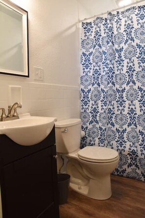 Bathtub, hair dryer, towels - Relax & Feel At Home During Your Pittsburgh Stay (Pittsburgh)