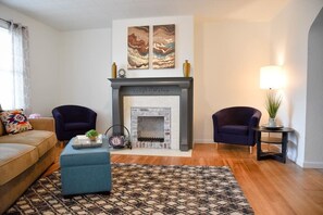 TV, offices - Relax & Feel At Home During Your Pittsburgh Stay (Pittsburgh)
