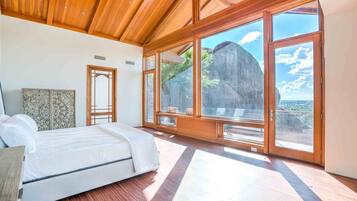 6 bedrooms, desk, iron/ironing board, travel crib