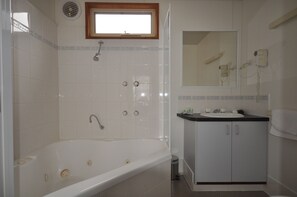 Cabin, 1 Queen Bed, Jetted Tub | Bathroom | Towels