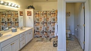 Combined shower/bathtub, jetted bath, towels - All the comforts of home! (Cape Charles)
