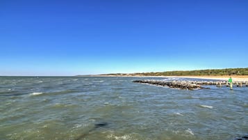 Beach nearby, sun loungers, beach towels