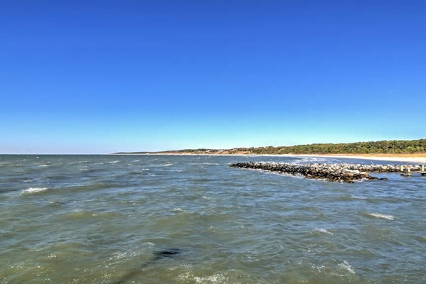 Beach nearby, sun loungers, beach towels