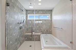 Badewanne, Haartrockner, Handtücher, Seife