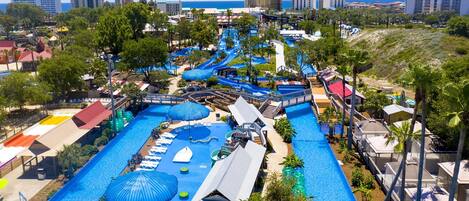 Una piscina al aire libre, una piscina climatizada