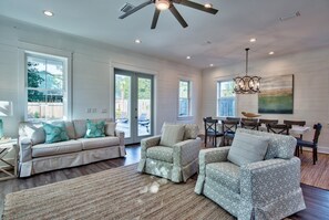 Een smart-tv, een videogameconsole, een dvd-speler en tafelvoetbal