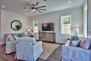 Een smart-tv, een videogameconsole, een dvd-speler en tafelvoetbal