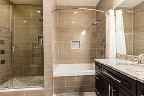 Combined shower/bathtub, hair dryer, towels, soap - UltraLuxe Apt in Boston Brownstone in Prime Area (Brookline)