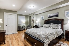 4 bedrooms, in-room safe, desk, iron/ironing board - UltraLuxe Apt in Boston Brownstone in Prime Area (Brookline)