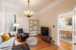 Smart TV, DVD player, books, music library - Sunny Victorian Home - Stylish, Comfy, Convenient (San Francisco)