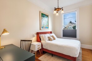 3 habitaciones, escritorio, tabla de planchar con plancha y wifi gratis 