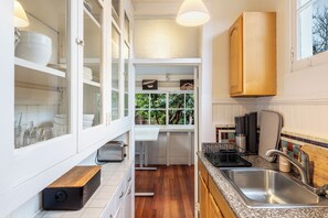 Fridge, microwave, oven, stovetop - Sunny Victorian Home - Stylish, Comfy, Convenient (San Francisco)