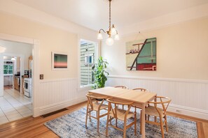 Dining - Sunny Victorian Home - Stylish, Comfy, Convenient (San Francisco)