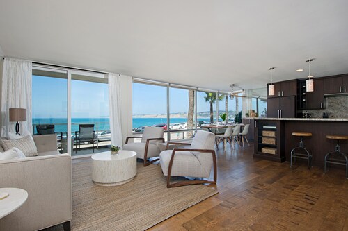 OCEANFRONT COVE # 1: llä