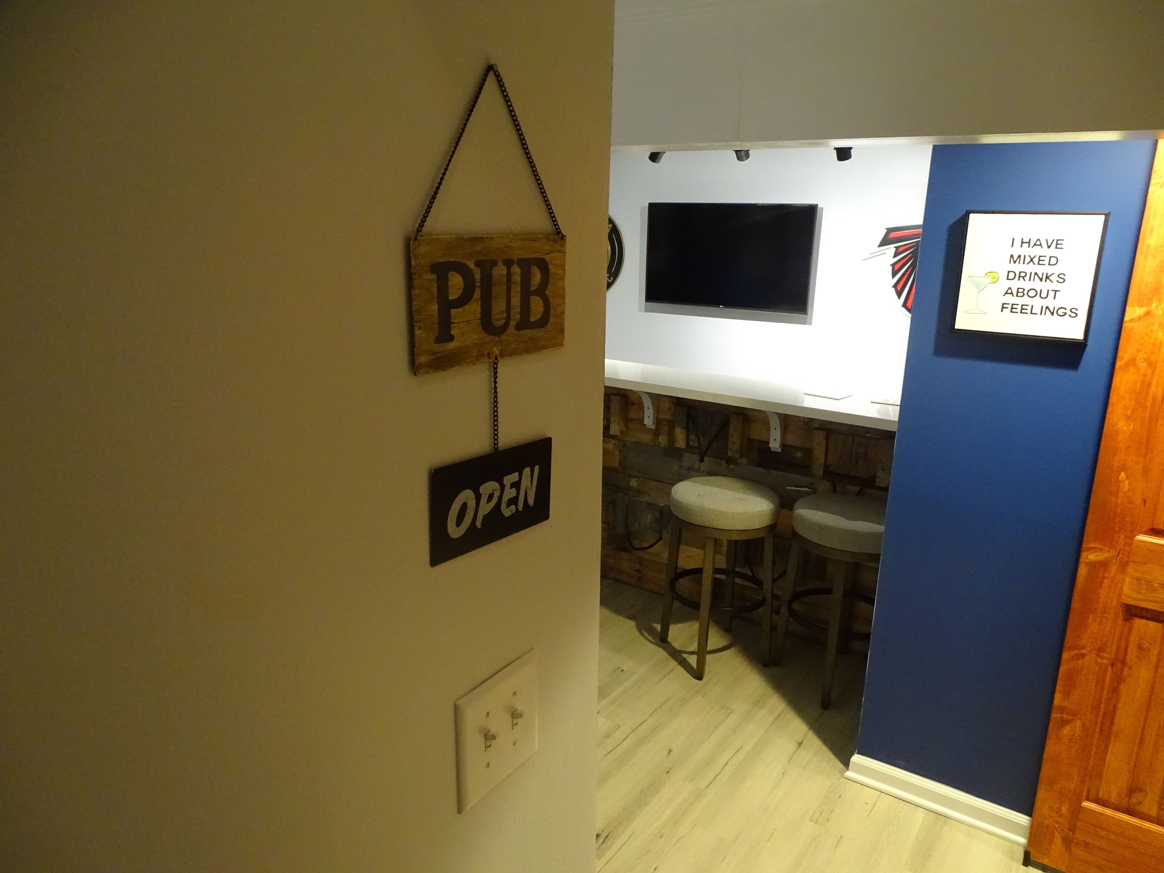 SLEEPS 9, large deck, quiet neighborhood, 7 min to Truist park (Atlanta Braves)