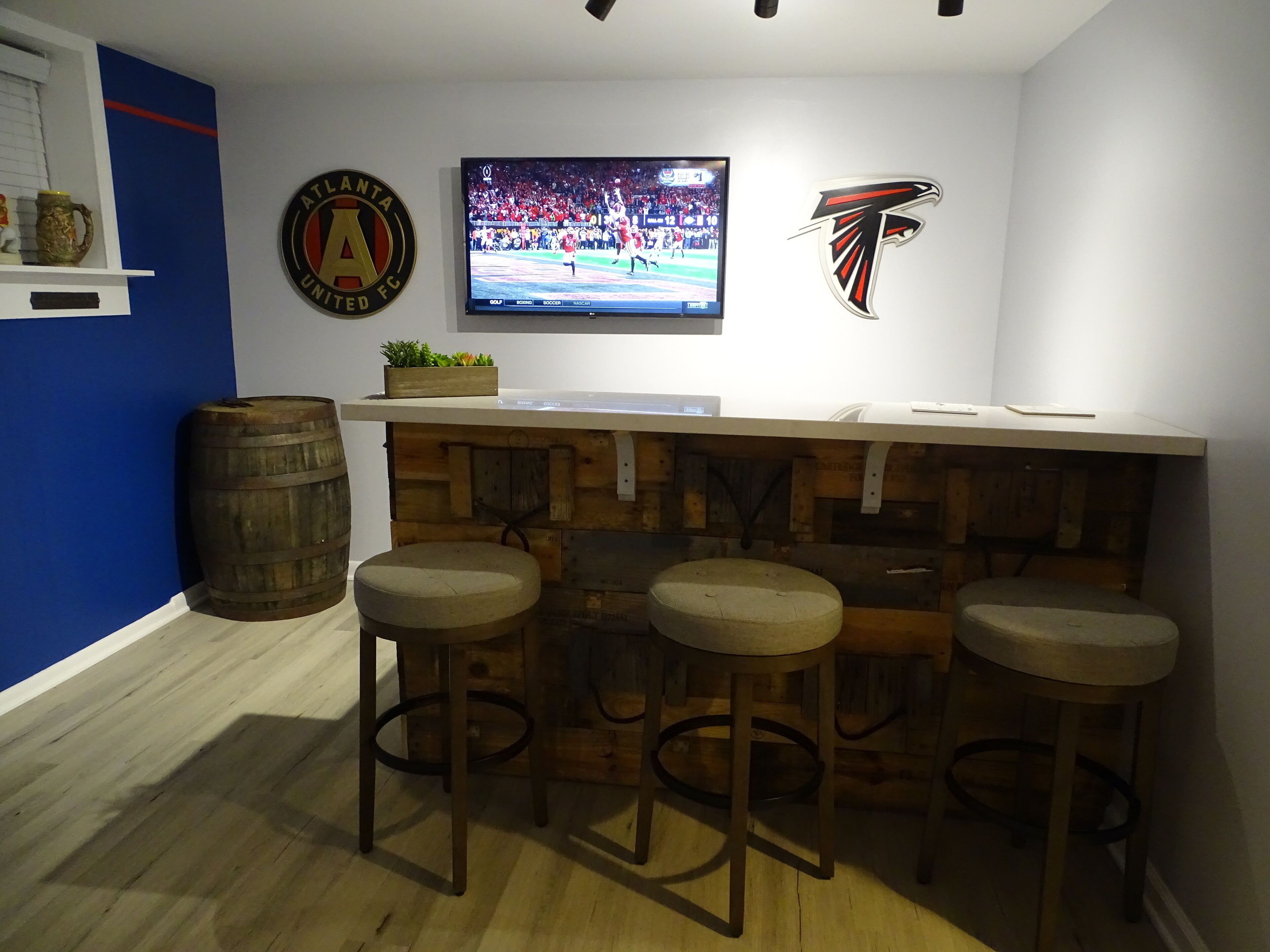 SLEEPS 9, large deck, quiet neighborhood, 7 min to Truist park (Atlanta Braves)