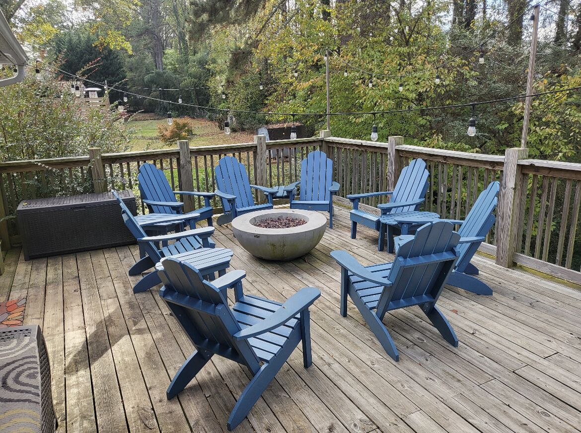 SLEEPS 9, large deck, quiet neighborhood, 7 min to Truist park (Atlanta Braves)