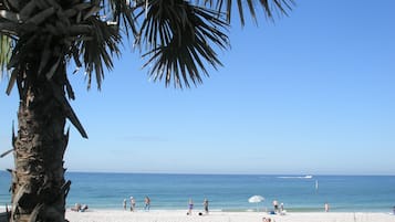 Chaises longues, serviettes de plage