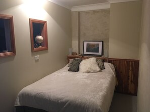 1 bedroom, iron/ironing board, WiFi, bed sheets - Hidden gem with private walled garden (Queanbeyan)