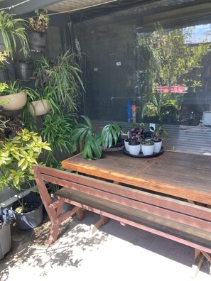Outdoor dining - Hidden gem with private walled garden (Queanbeyan)