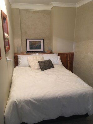 Room - Hidden gem with private walled garden (Queanbeyan)