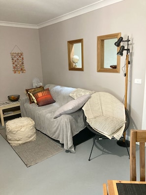 TV, books - Hidden gem with private walled garden (Queanbeyan)
